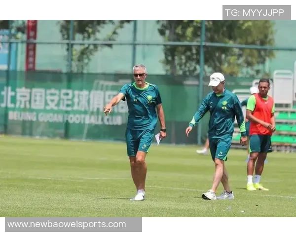 国安队员昨晚齐聚塞蒂恩住处送别情深意重温暖时刻