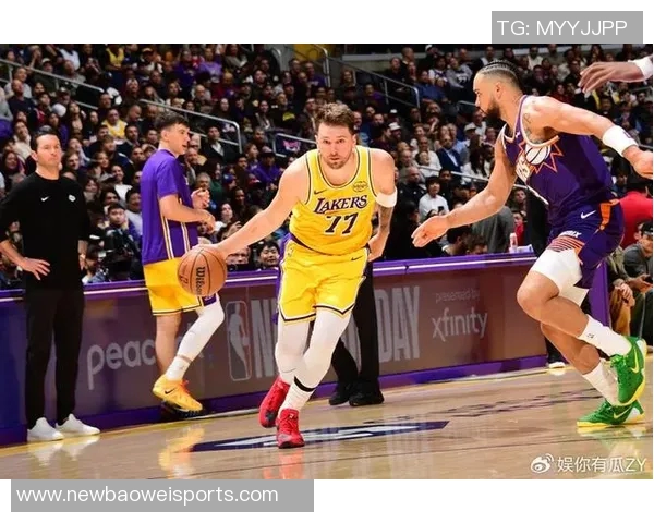 半场战报狄龙狂砍23分布克意外伤退太阳领先湖人14分东契奇27分老詹仅得4分